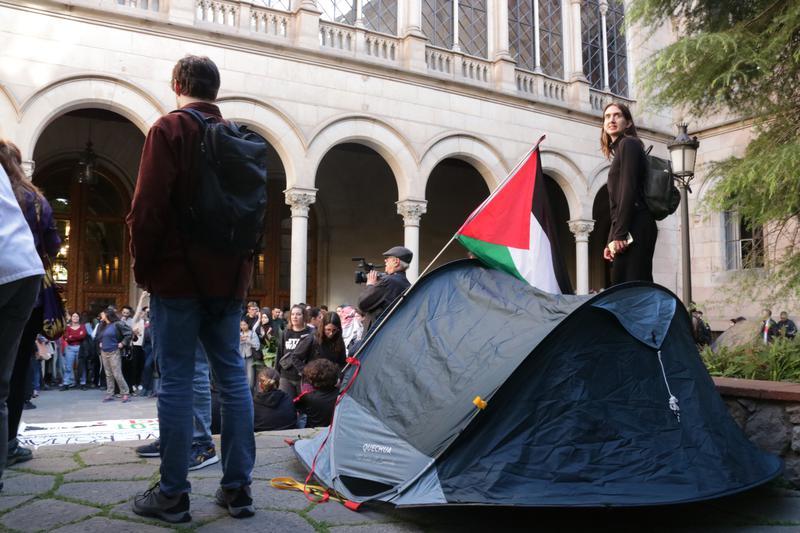 Desenes d'estudiants acampen al claustre de la Universitat de Barcelona per denunciar "el genocidi del poble palestí"