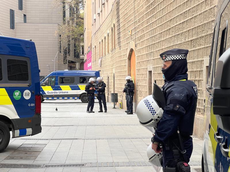 Un total de 37 identificats en el desallotjament de La Tancada a Barcelona, dos dels quals detinguts