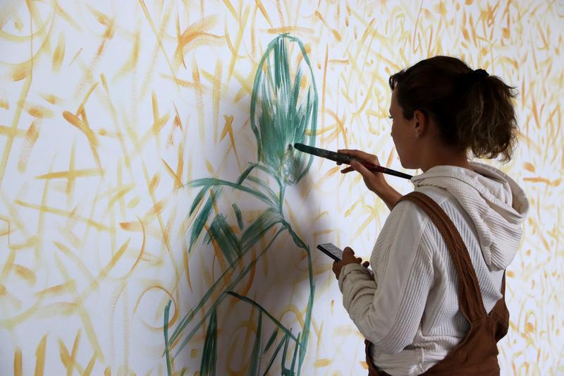 L'artista Lily Brick pinta un mural a l'entrada del Museu de Montserrat: "És un somni fet realitat"