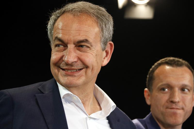Zapatero fa una crida a la mobilització a Ferraz per defensar a Pedro Sánchez