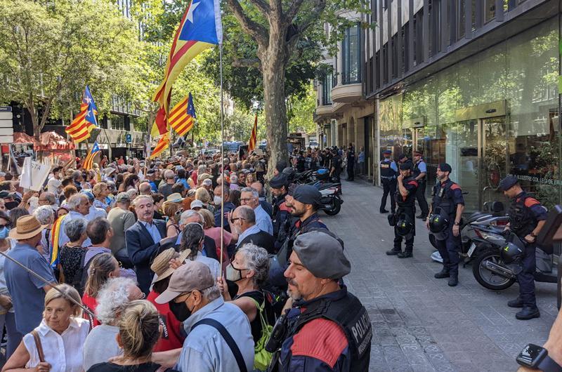 400 persones protesten a Barcelona contra la presència de Marchena en un acte de l'ICAB