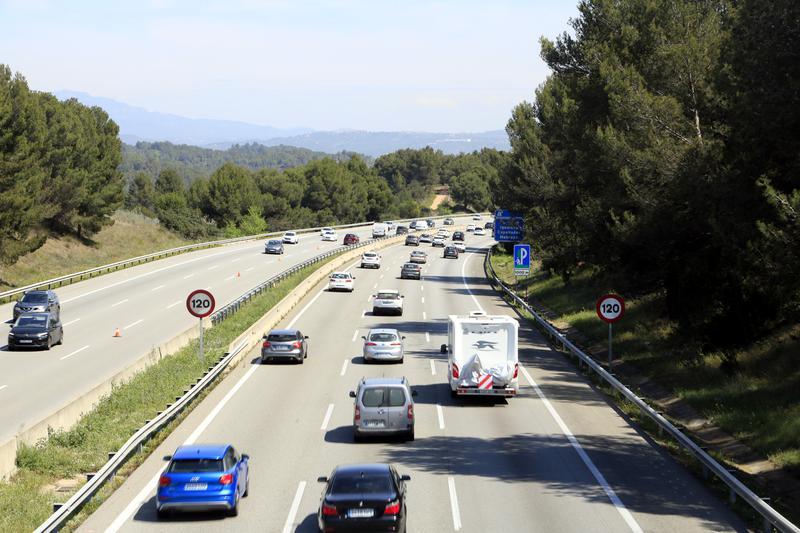 Més trànsit en direcció Barcelona i carril addicional obert a l'AP-7 a l'altura de Gelida en l'operació tornada de Dilluns de Pasqua, una mica abans de les 13 h.