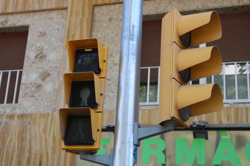 Un semàfor apagat a l'Avinguda Josep Tarradellas de Barcelona