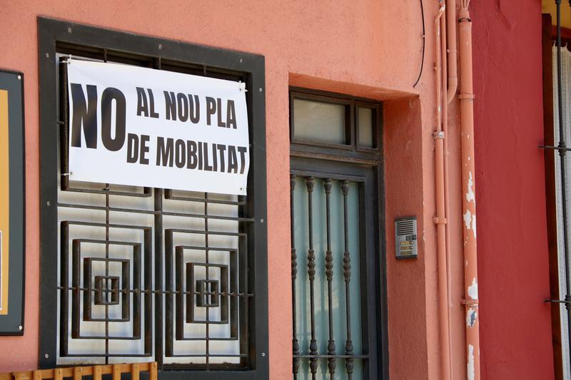 Una pancarta contra el Pla de Mobilitat de Calafell Poble