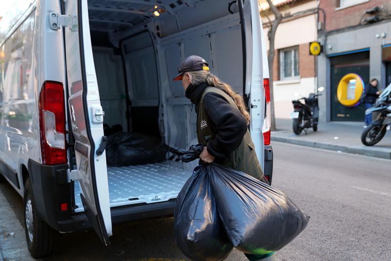 Barcelona impulsa un servei gratuït de recollida de roba a domicili perquè se'n reutilitzi i se'n recicli més