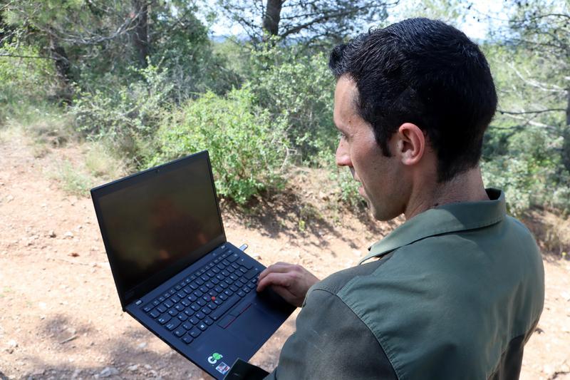 Un dels tècnics d'Acció Climàtica revisa les imatges captades per la càmera