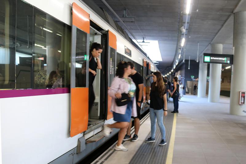 Passatgers a l'estació de Sant Andreu Comtal, on s'han produït retards a causa de la caiguda d ela catenària entre aquesta estació i Montcada.