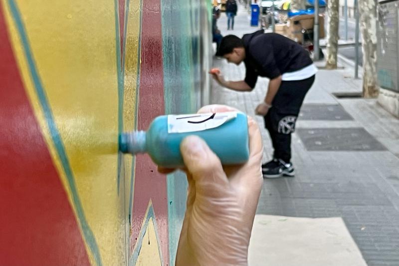 El muralista 'Spogo' fusiona art urbà i transformació social a Badalona en la renovació d'una plaça al barri de La Salut