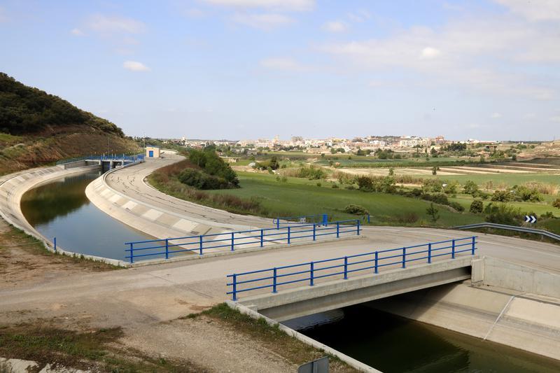 El Canal Segarra-Garrigues a l'alçada del Talladell, i amb Tàrrega al fons. Imatge d'arxiu del 30 d'abril del 2019