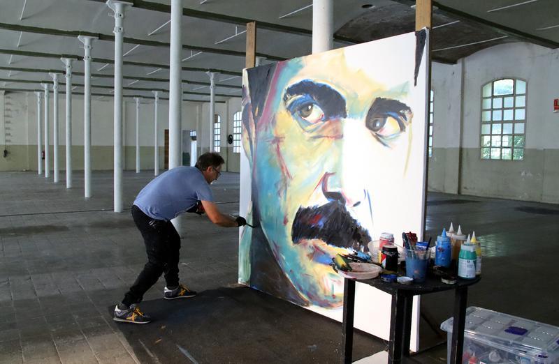L’artista Toni Ortiz en un moment de creació a Can Grau