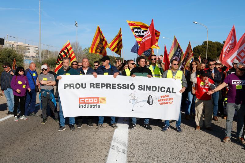 Treballadors d'IQOXE tallen l'N-340 a Tarragona per protestar contra l'acomiadament del president del comitè d'empresa